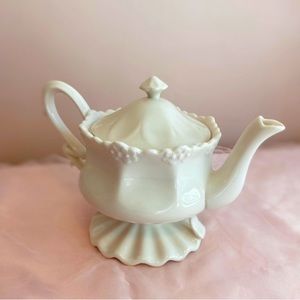 White porcelain tea pot by Peppertree Tabletops. Like new almost never used